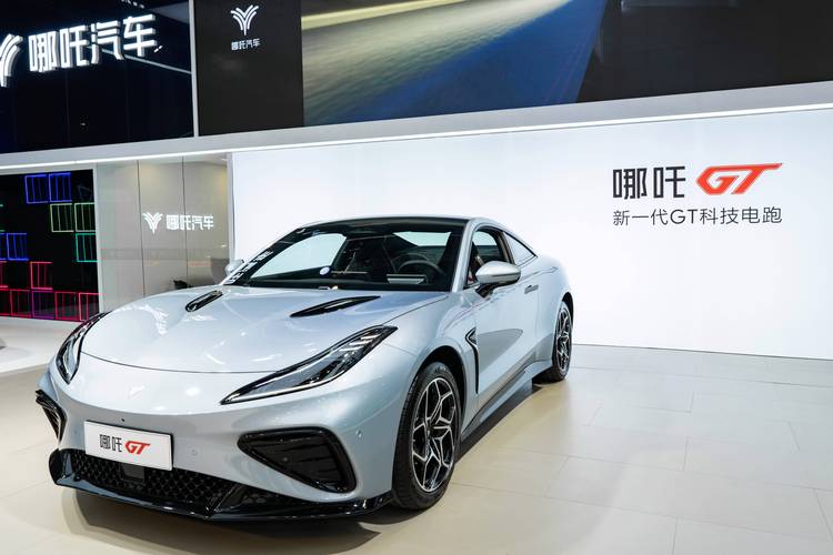 重庆318哪吒汽车在智能汽车领域的表现，领途汽车在新能源汽车市场中的影响力